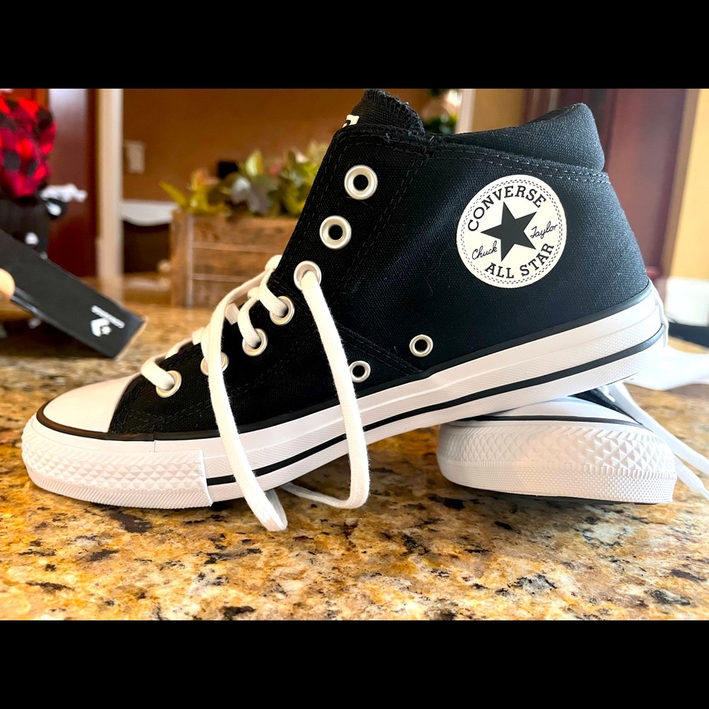 All star women’s converse.